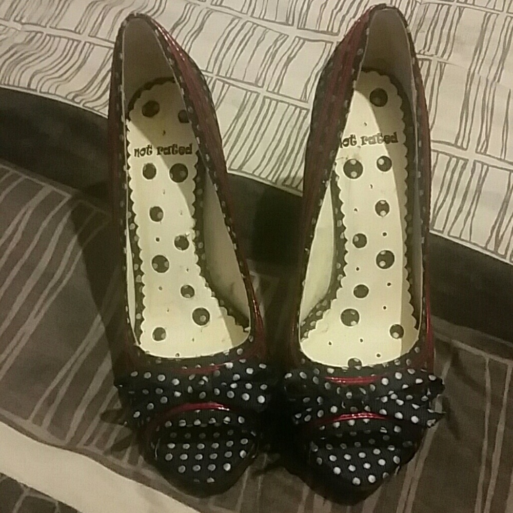 Blue and white polka-dot pump